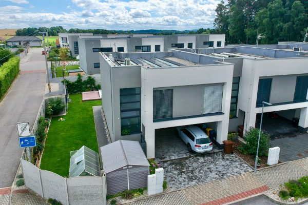 Proč téměř identické domy dělí miliony?